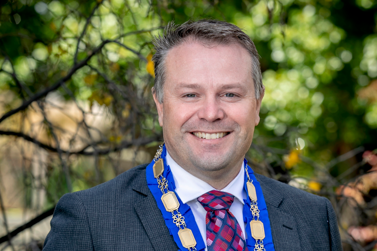 Mayor Lewers Chains (1)